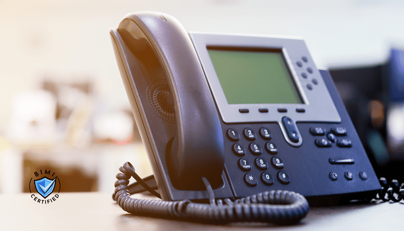 Een moderne telefoon op het bureau in afwachting van een BIMI-verificatieoproep